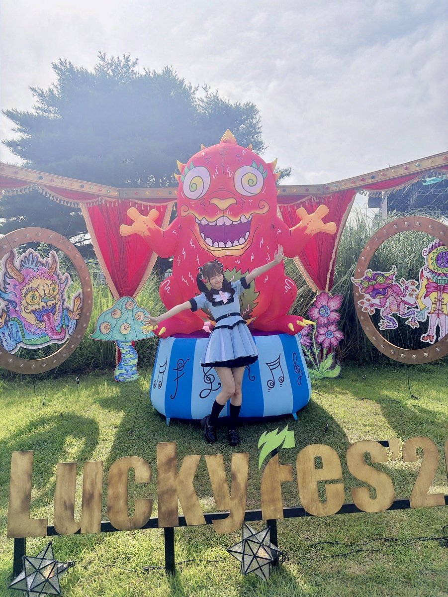 momonamatsumoto's tweet photo. #LuckyFes  GARDEN STAGEにて多くの方に見ていただけて嬉しかったです🎀
ありがとうございました!!

みんなとおめめあってタオルフリフリして夏フェス最高だね🌻たのしかったぁ!!
たかねこちゃんのこと好きになぁれ🪄✨

連続で会えてる方もいて特大感謝の気持ちでいっぱいだよ💕本当にありがとう！

撮影した分は  #ももなんにおくりもも ＆ #松本ももな つけてくれると見つけやすいです🙌🏻

ぽるすばんぐみさんも応援ありが🍑
#高嶺のなでしこ

夏ももな…すき…？