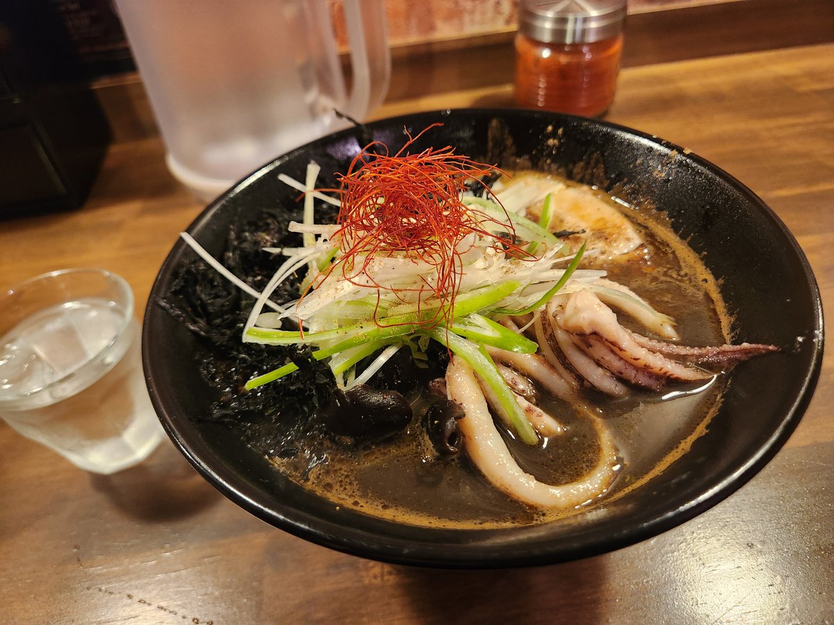 zeisin42's tweet photo. 好きなスープカレーとラーメンが合わさって最強に見える
という訳で麺活、行きたかったベギラマ姉妹店の箱館イカスミラーメン🦑
スープカレーよりまろやかな味に、ちゃんとラーメンに合ってて美味😋
海老スパイス、麻辣シビレもいつか食べたい… https://t.co/zqvXCbbOj3