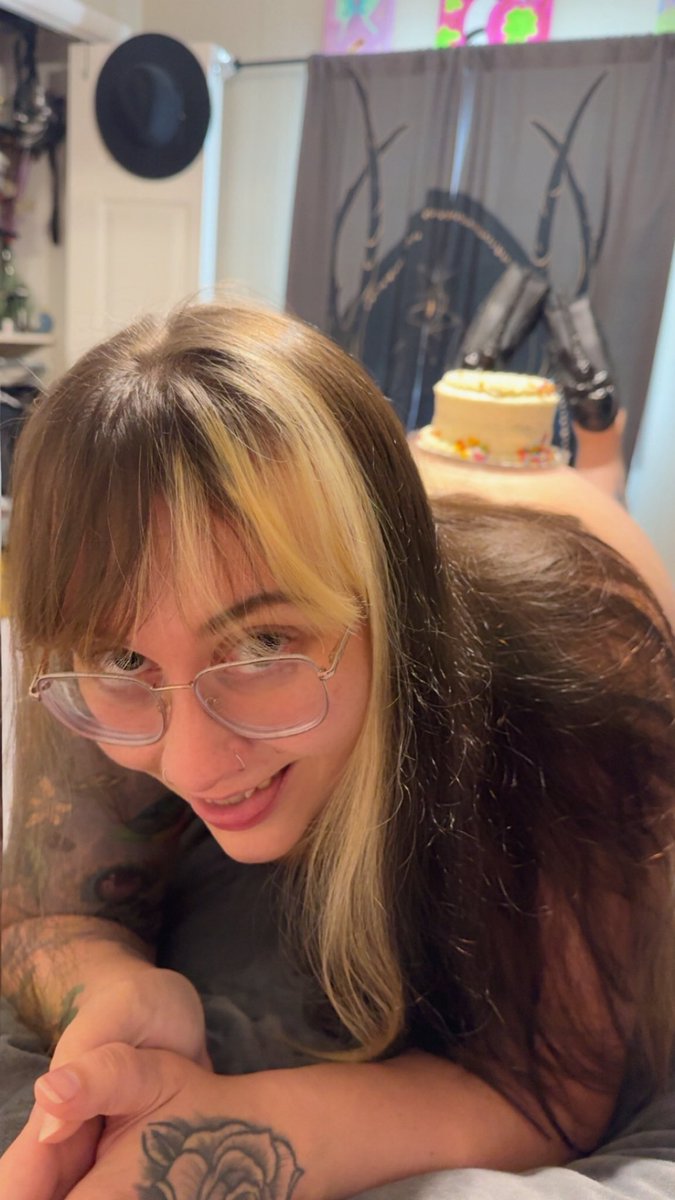 Jesse6789w's tweet photo. My birthday is in exactly 4 days and I want you to come celebrate with me!  

For a limited time only the spicy link is discounted  heavily so you better check it out now! https://t.co/ITCBsEyNPU
