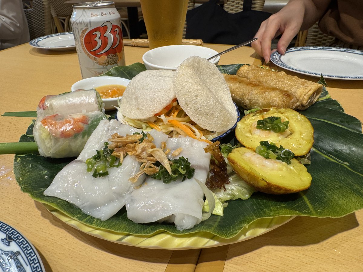 buchineko_okawa's tweet photo. 東京の東に住む旧友に会いに、錦糸町のサイゴン・マジェスティックへ。何を食べてもおいしいのに、リーズナブルなのがすごい！生春巻きも、オクラとトマトが入ったスープも、カリカリのバインセオもミーサオも全部美味しかった。お店がちょっと寒かったので、最後にベトナムコーヒーを飲みました。 https://t.co/xWgNueWRQj