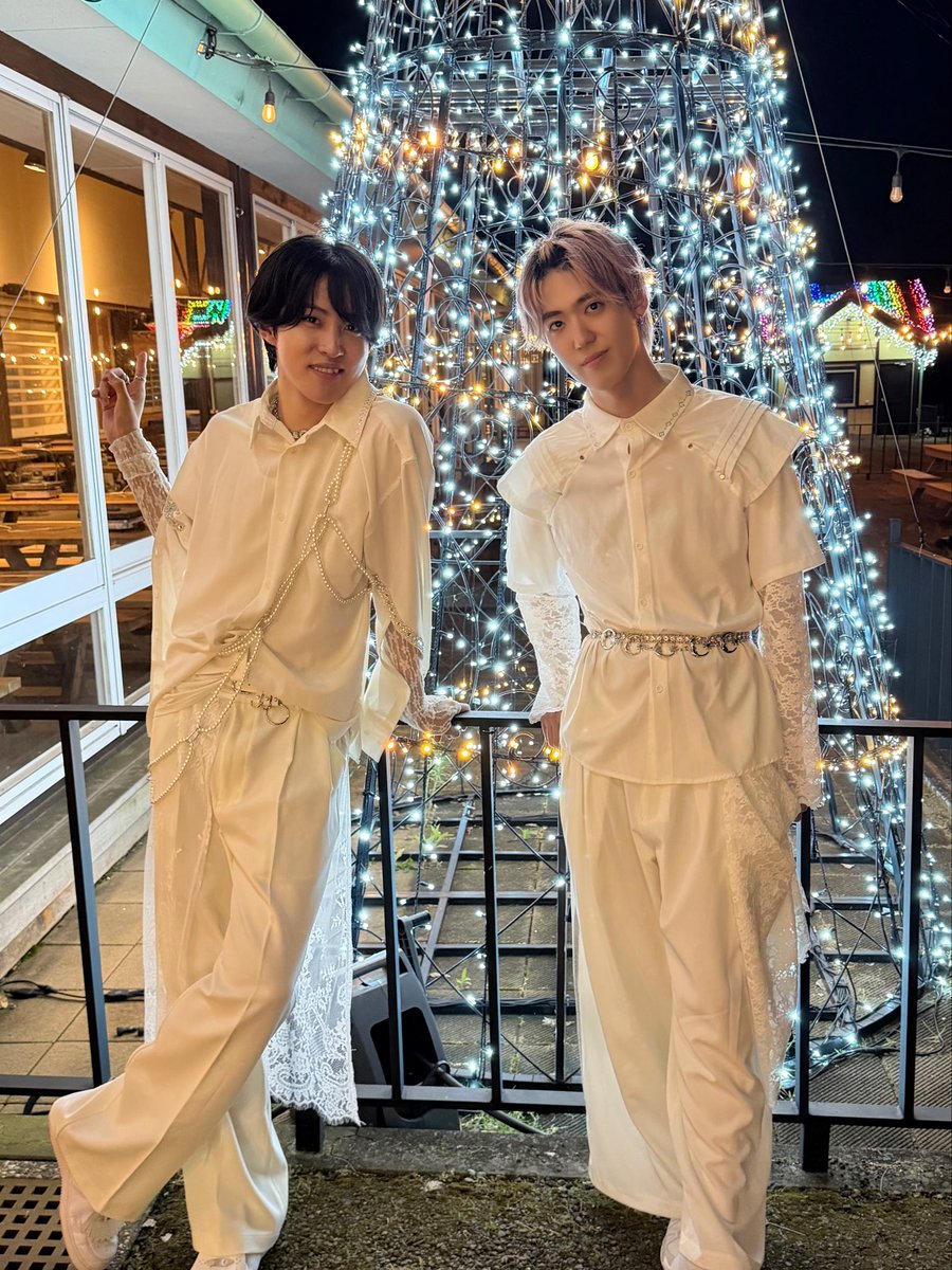 LokuRok's tweet photo. 本日は東京ドイツ村にて『SPLASH LIVE』と『炎と水のカーニバル』にお越しくださり、ありがとうございました！

1部ではLokuRokも7uの皆さんもびしょ濡れになりながらライブを楽しみ、2部ではキャンドルやシャボン玉に囲まれた幻想的なステージをお届けしました！

LokuRokと一緒に夏を過ごしてくださり、本当にありがとうございました！

次のライブは、8/11(火)カメイドクロックにてお待ちしております！