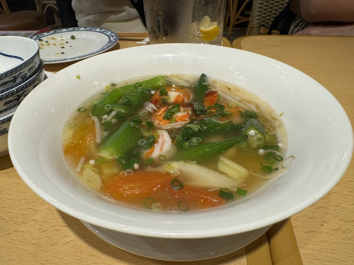 buchineko_okawa's tweet photo. 東京の東に住む旧友に会いに、錦糸町のサイゴン・マジェスティックへ。何を食べてもおいしいのに、リーズナブルなのがすごい！生春巻きも、オクラとトマトが入ったスープも、カリカリのバインセオもミーサオも全部美味しかった。お店がちょっと寒かったので、最後にベトナムコーヒーを飲みました。 https://t.co/xWgNueWRQj