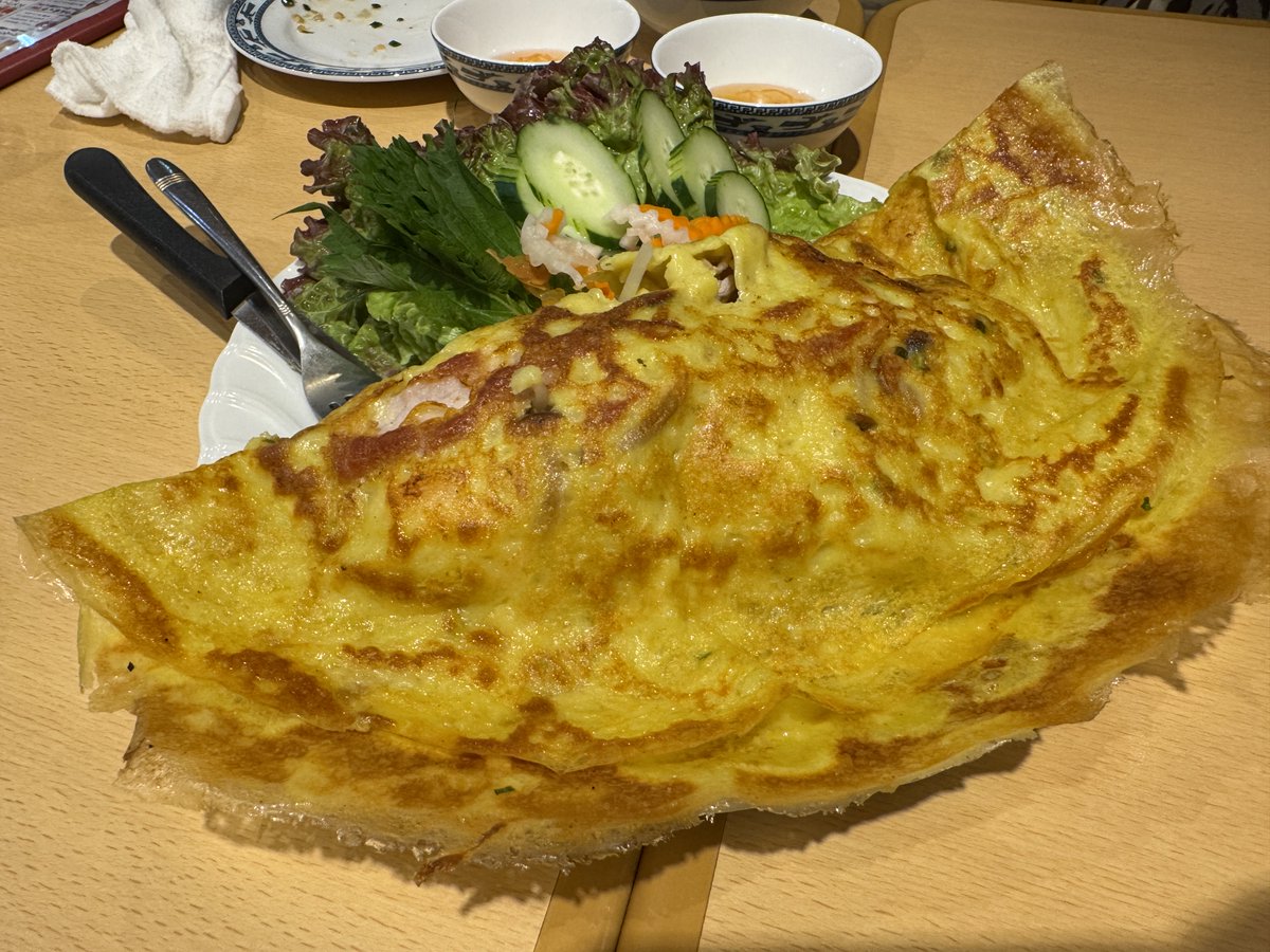 buchineko_okawa's tweet photo. 東京の東に住む旧友に会いに、錦糸町のサイゴン・マジェスティックへ。何を食べてもおいしいのに、リーズナブルなのがすごい！生春巻きも、オクラとトマトが入ったスープも、カリカリのバインセオもミーサオも全部美味しかった。お店がちょっと寒かったので、最後にベトナムコーヒーを飲みました。 https://t.co/xWgNueWRQj