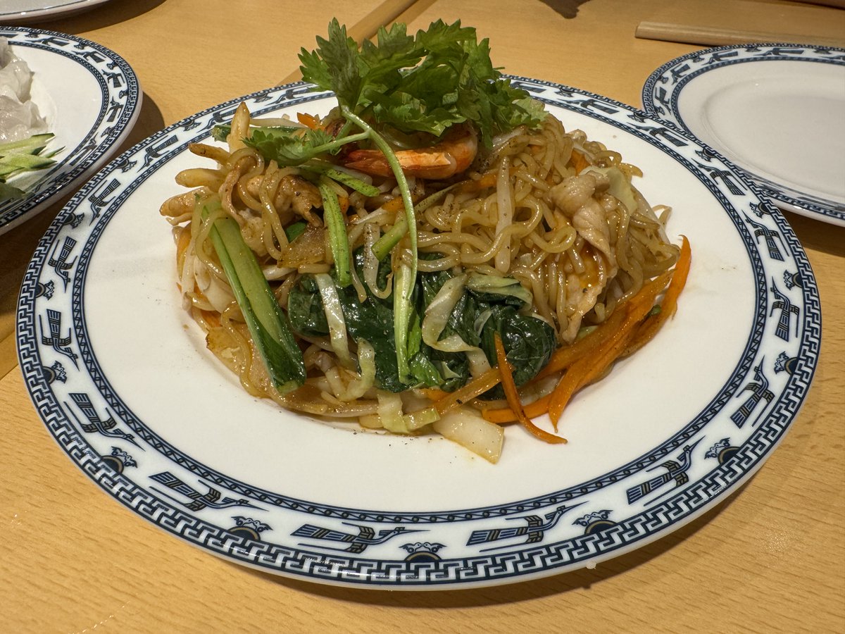 buchineko_okawa's tweet photo. 東京の東に住む旧友に会いに、錦糸町のサイゴン・マジェスティックへ。何を食べてもおいしいのに、リーズナブルなのがすごい！生春巻きも、オクラとトマトが入ったスープも、カリカリのバインセオもミーサオも全部美味しかった。お店がちょっと寒かったので、最後にベトナムコーヒーを飲みました。 https://t.co/xWgNueWRQj