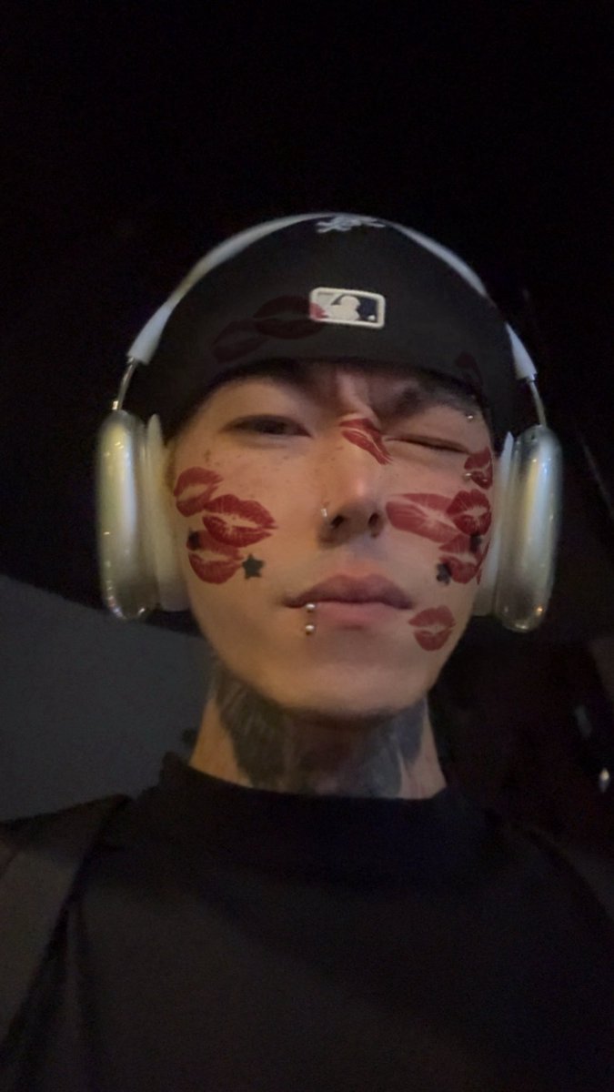 mywtf666's tweet photo. 最後一天放假
確定不出來喝喝9 聚一下嗎？ https://t.co/yF5Z2jAFSo