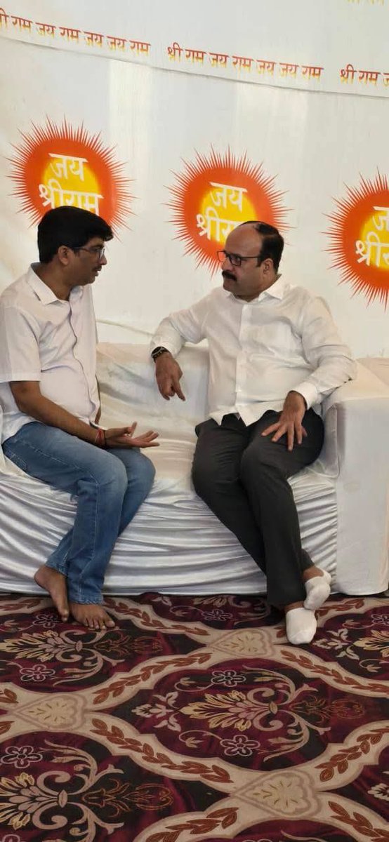 CaptJasvinder's tweet photo. आज हिसार में दैनिक जागरण के सम्पादक श्री राकेश क्रांति जी के पिताजी के निधन पर शोकाकुल परिवार के साथ दुख साझा किया।

परम् पिता परमेश्वर इस दुःख की घड़ी में परिवार को सबल प्रदान करे और दिव्यात्मा को अपनें श्रीचरणों में स्थान प्रदान करें। https://t.co/fvXpEWwfHy
