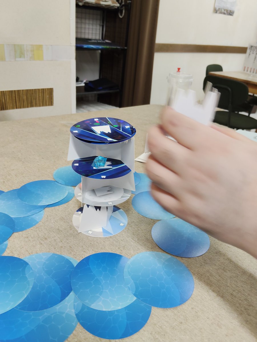 n_karasuma's tweet photo. 今日の初プレイ勝利ゲーム

ゆらゆらペンギン

3人戦インスト込で15分程。
氷山を積む時の紙の折り曲げ加減を緩くして早期終結を目論んだ事が奏効しての勝利。
カードの印刷に力が入っていたりして見栄えのするコンポーネントだと思いました https://t.co/cq2WIroIdT
