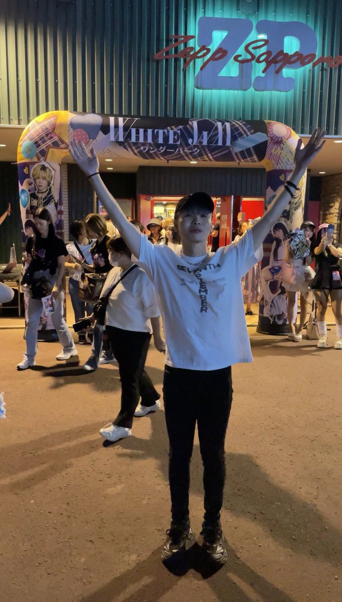 Dazsta's tweet photo. WHITE JAM Zepp Tourの北海道公演行かせていただいた🧲

携わらせていただいた楽曲が沢山披露されていて特別な空間になっていて幸せでした、、！

すごくモチベーションになったのでもっと音楽作るの楽しめそう💎 https://t.co/2zBAd6BE6S