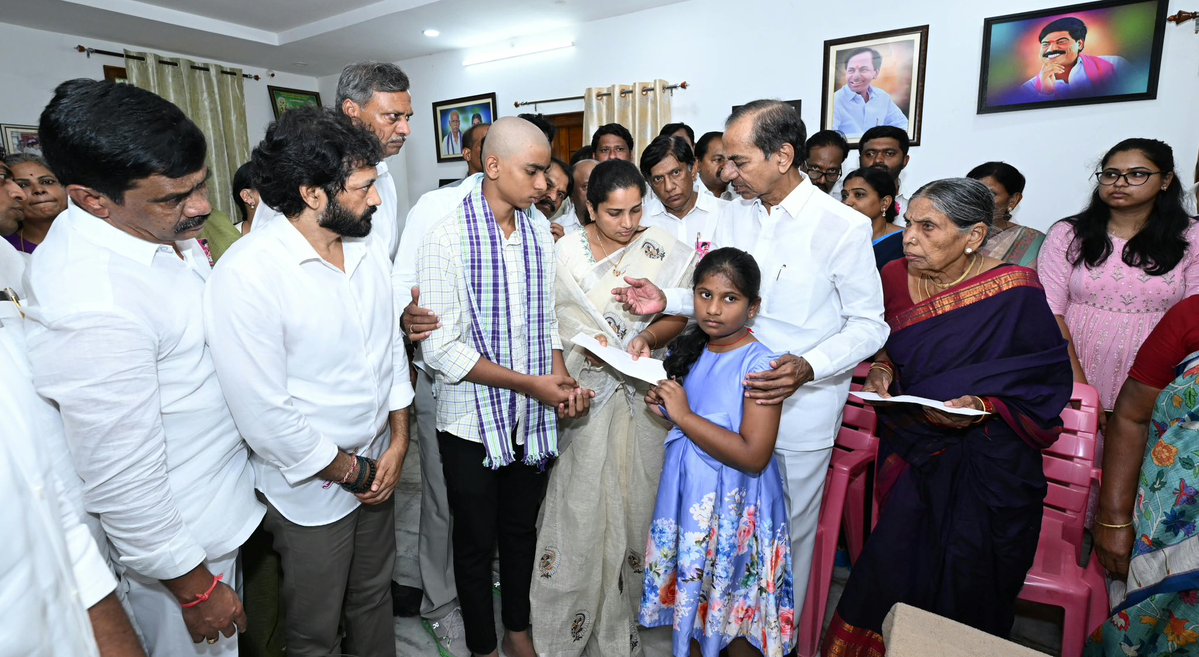 TeluguScribe's tweet photo. దివంగత నేత, మాజీ ఎమ్మెల్యే పెద్ది సుదర్శన్ రెడ్డి కుటుంబానికి రూ. 2.25 కోట్ల ఆర్థికసాయం అందించిన కేసీఆర్

పెద్ది సుదర్శన్ రెడ్డి ఇద్దరు పిల్లల భవిష్యత్తు కోసం రూ. 2 కోట్లు, ఆయన తల్లి బాగోగుల కోసం రూ. 25 లక్షల చెక్‌ను అందించిన కేసీఆర్

నల్లబెల్లి నివాసంలో పెద్ది సుదర్శన్ రెడ్డికి నివాళులర్పించి, కుటుంబ సభ్యులను ఓదార్చి, అండగా ఉంటానని భరోసా ఇచ్చిన కేసీఆర్ (1/n)