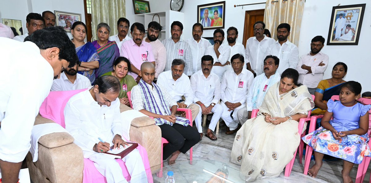 TeluguScribe's tweet photo. దివంగత నేత, మాజీ ఎమ్మెల్యే పెద్ది సుదర్శన్ రెడ్డి కుటుంబానికి రూ. 2.25 కోట్ల ఆర్థికసాయం అందించిన కేసీఆర్

పెద్ది సుదర్శన్ రెడ్డి ఇద్దరు పిల్లల భవిష్యత్తు కోసం రూ. 2 కోట్లు, ఆయన తల్లి బాగోగుల కోసం రూ. 25 లక్షల చెక్‌ను అందించిన కేసీఆర్

నల్లబెల్లి నివాసంలో పెద్ది సుదర్శన్ రెడ్డికి నివాళులర్పించి, కుటుంబ సభ్యులను ఓదార్చి, అండగా ఉంటానని భరోసా ఇచ్చిన కేసీఆర్ (1/n)