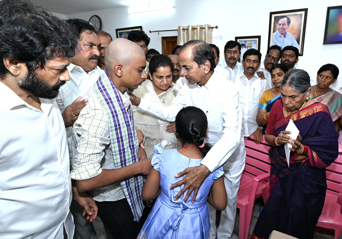 TeluguScribe's tweet photo. దివంగత నేత, మాజీ ఎమ్మెల్యే పెద్ది సుదర్శన్ రెడ్డి కుటుంబానికి రూ. 2.25 కోట్ల ఆర్థికసాయం అందించిన కేసీఆర్

పెద్ది సుదర్శన్ రెడ్డి ఇద్దరు పిల్లల భవిష్యత్తు కోసం రూ. 2 కోట్లు, ఆయన తల్లి బాగోగుల కోసం రూ. 25 లక్షల చెక్‌ను అందించిన కేసీఆర్

నల్లబెల్లి నివాసంలో పెద్ది సుదర్శన్ రెడ్డికి నివాళులర్పించి, కుటుంబ సభ్యులను ఓదార్చి, అండగా ఉంటానని భరోసా ఇచ్చిన కేసీఆర్ (1/n)