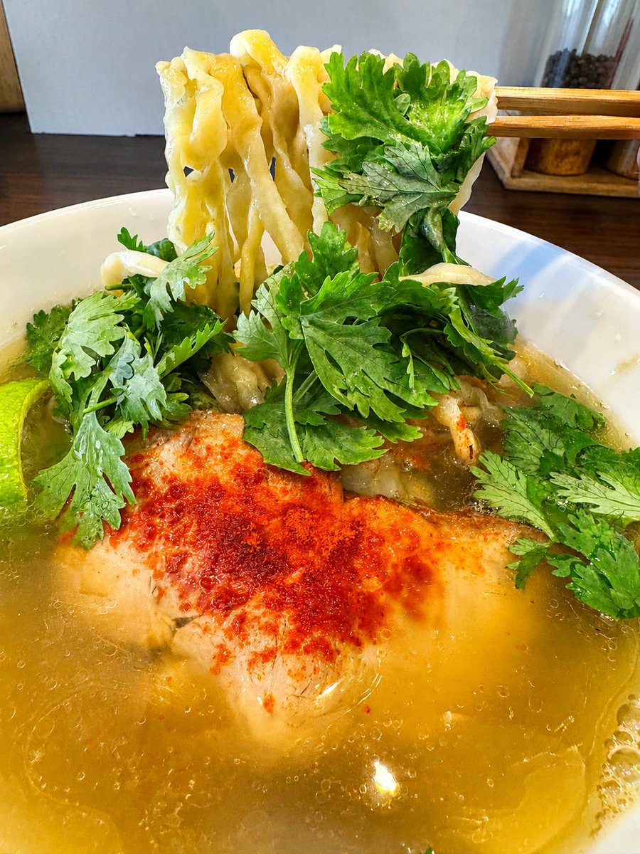 kudo_pon's tweet photo. これ、お酒のテキーラが入ったテキーララーメンなんですよ！

少しじゃないよ。隠し味とか、ちょっとしたアクセントとかじゃあない。テキーララーメン1杯にテキーラが1ショット入ってるガチのテキーララーメン！

注文時に「お酒に強いですか？」と聞かれて、問題なければ注文可能！ 本当、お酒に弱い人にはオススメできません。スゲーうまいけど！

マジで、すっっっっっっげえウマイ！ なんだろう、大人の味なんですよ。テキーラの苦味がいい感じにキレのある美味しさに繋がっていて、食べると究極的なキレと「苦味による旨味の強調」で風味絶佳！ これ、テキーラじゃないと出せないキレの良さだと思う！ そして余韻ある爽やかさがあるんです！

食べると「ホワッ♪」と温かみが広がり、ジワジワと心地よい体温上昇が楽しめる点も最高オブ最高。どうしてテキーラを入れる発想になったのか？ 一つだけ言えることは「天才的発想」であるということ。

スープが激しくウマくて、どんどん飲んじゃう！ これ飲んだ後のシメのラーメンに良いかも？ ……と思ったけど、酔っぱらうから注意ですね！ シラフで食べたいものです！

テキーララーメン、うまい、うますぎる！ 東京都板橋区のラーメン屋「麺や 河野」のラーメンうますぎです！ ごちそうさまでした！