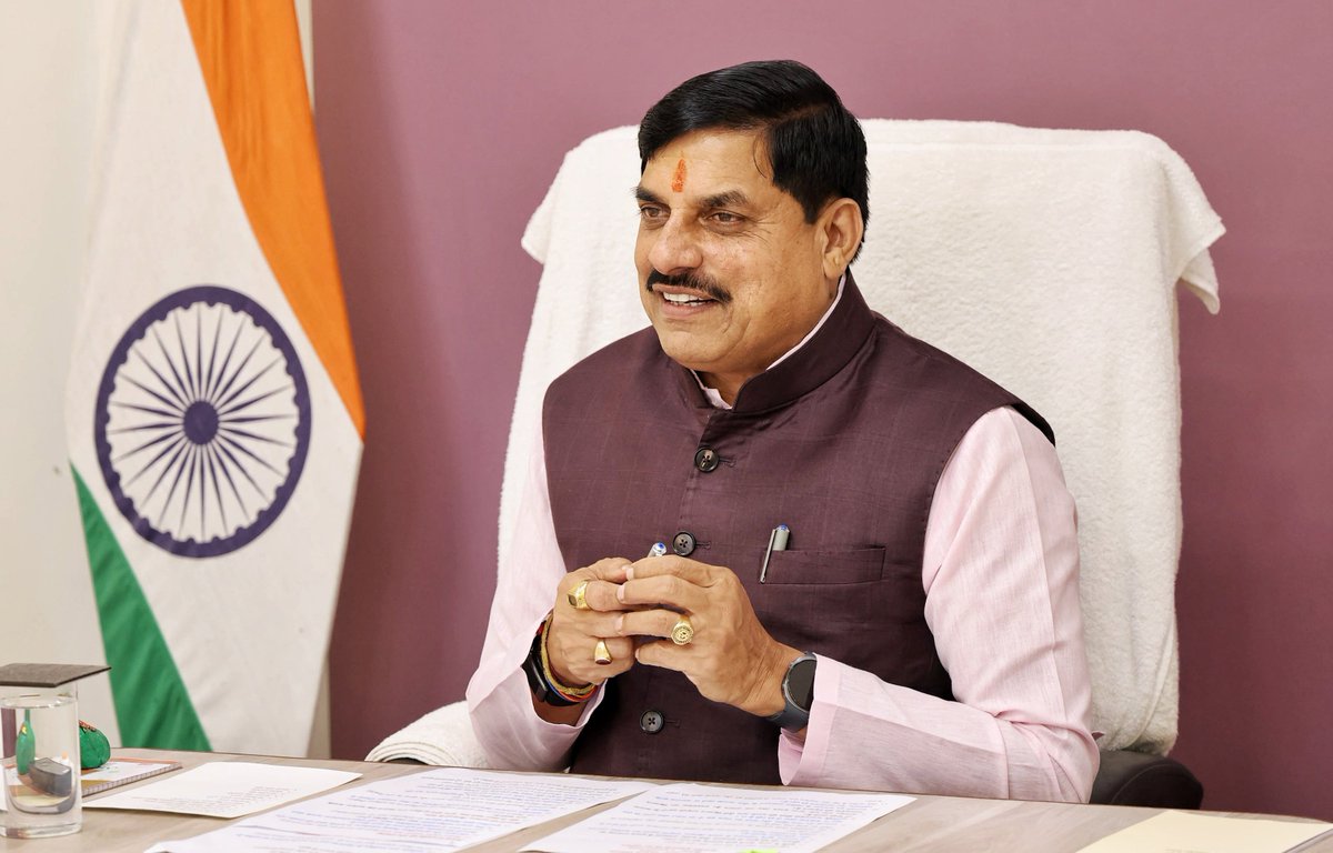 DrMohanYadav51's tweet photo. 'कृषक कल्याण वर्ष-2026' के अंतर्गत आज राजगढ़ में आयोजित 'बलराम कृषि महोत्सव' में भोपाल से वर्चुअली जुड़कर किसानों से संवाद किया।

हमारा उद्देश्य खेती से होने वाली आय को दोगुना करने के साथ-साथ मत्स्य पालन, पशुपालन एवं दुग्ध उत्पादन के माध्यम से किसानों की आय के अतिरिक्त स्रोत विकसित करना है।