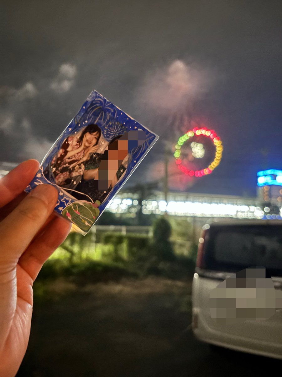 road_yasu's tweet photo. チェキと一緒に何かしている写真、一度撮ってみたかったので…
せっかく夏祭りをモチーフにしたチェキを撮らせて頂いたのでね。
一緒に花火を見ているという設定笑 https://t.co/8ftG5N6j30