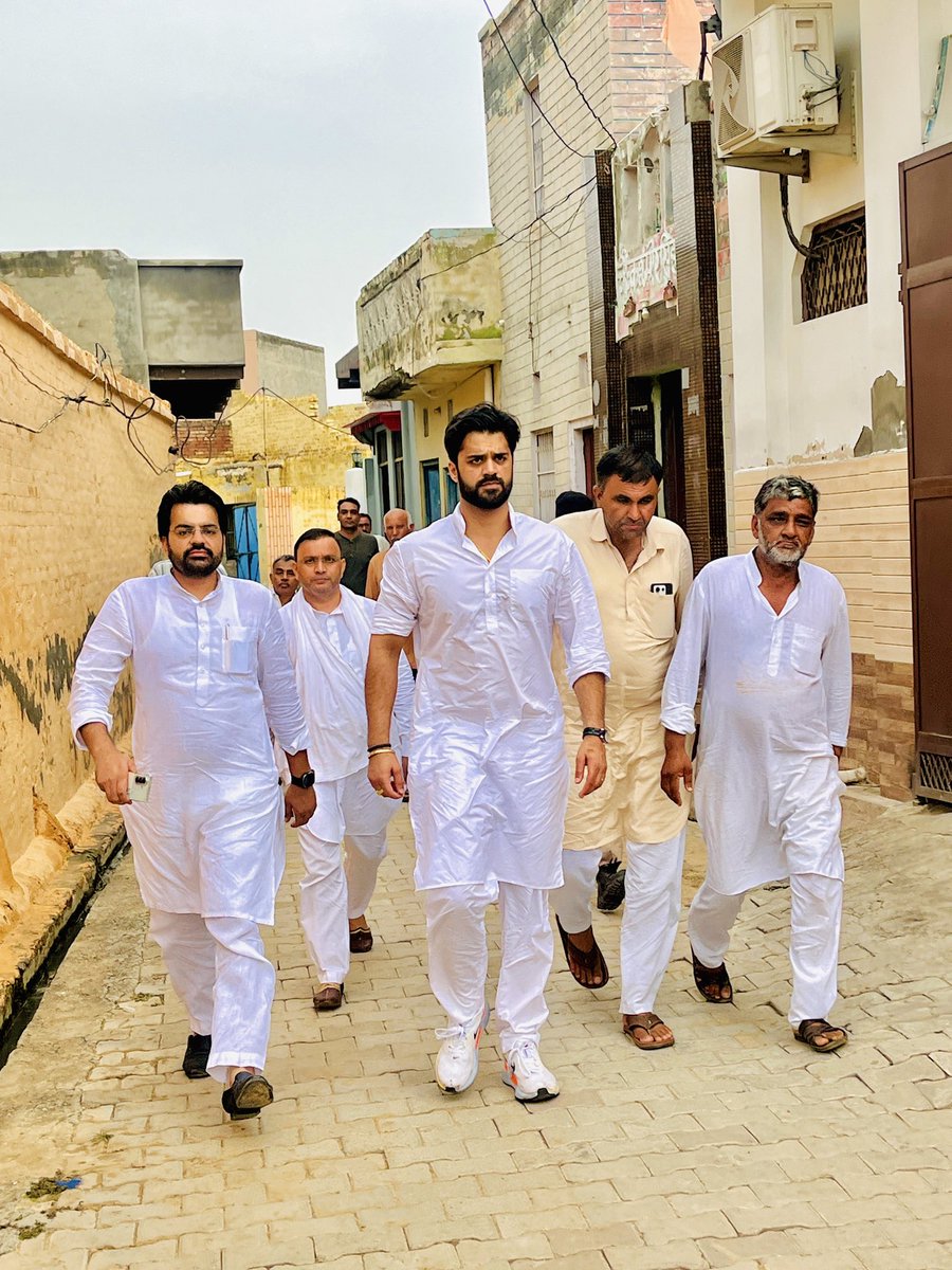 bbhavyabishnoi's tweet photo. आदमपुर में अपनों के दुख-सुख में शरीक़ हुआ। https://t.co/Nd8aW1eIby