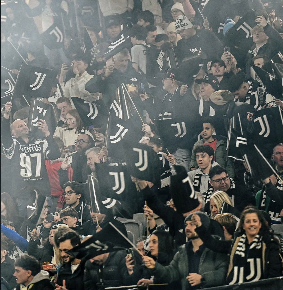 juvefcdotcom's tweet photo. 📸 No matter where we play, the fans always come out in their numbers 🤍🖤 

#jtifosi #jfans #Juventus https://t.co/TTL90ii66S