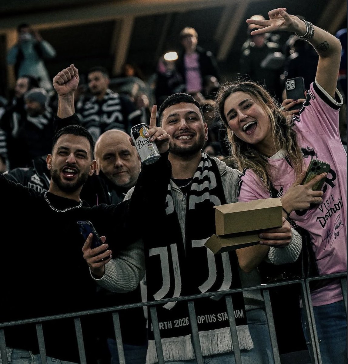 juvefcdotcom's tweet photo. 📸 No matter where we play, the fans always come out in their numbers 🤍🖤 

#jtifosi #jfans #Juventus https://t.co/TTL90ii66S