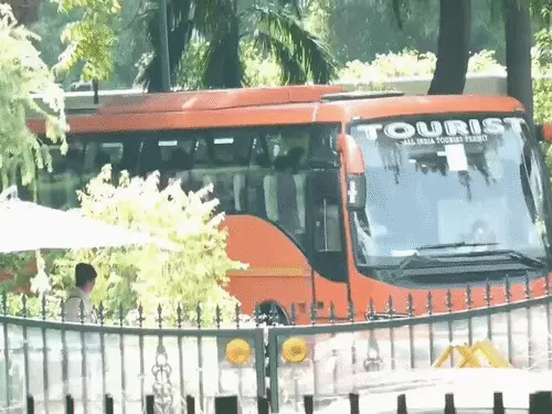 askrajeshsahu's tweet photo. प्रधानमंत्री नरेंद्र मोदी थोड़ी ही देर में कॉमनवेल्थ गेम्स में मेडल जीतने वाले भारतीय खिलाड़ियों से मिलेंगे। प्लेयर्स की बस प्रधानमंत्री आवास पहुंच चुकी है।

मुक्केबाज लवलीना बोरगेहन और वेटलिफ्टर मीराबाई चानू ने कहा- हम प्रधानमंत्री से मिलने के लिए एक्साइटेड हैं।

भारत ने कॉमनवेल्थ गेम्स 2026 में 13 गोल्ड, 17 सिल्वर और 9 ब्रॉन्ज समेत कुल 39 मेडल जीते। भारत मेडल टैली में चौथे नंबर पर रहा।