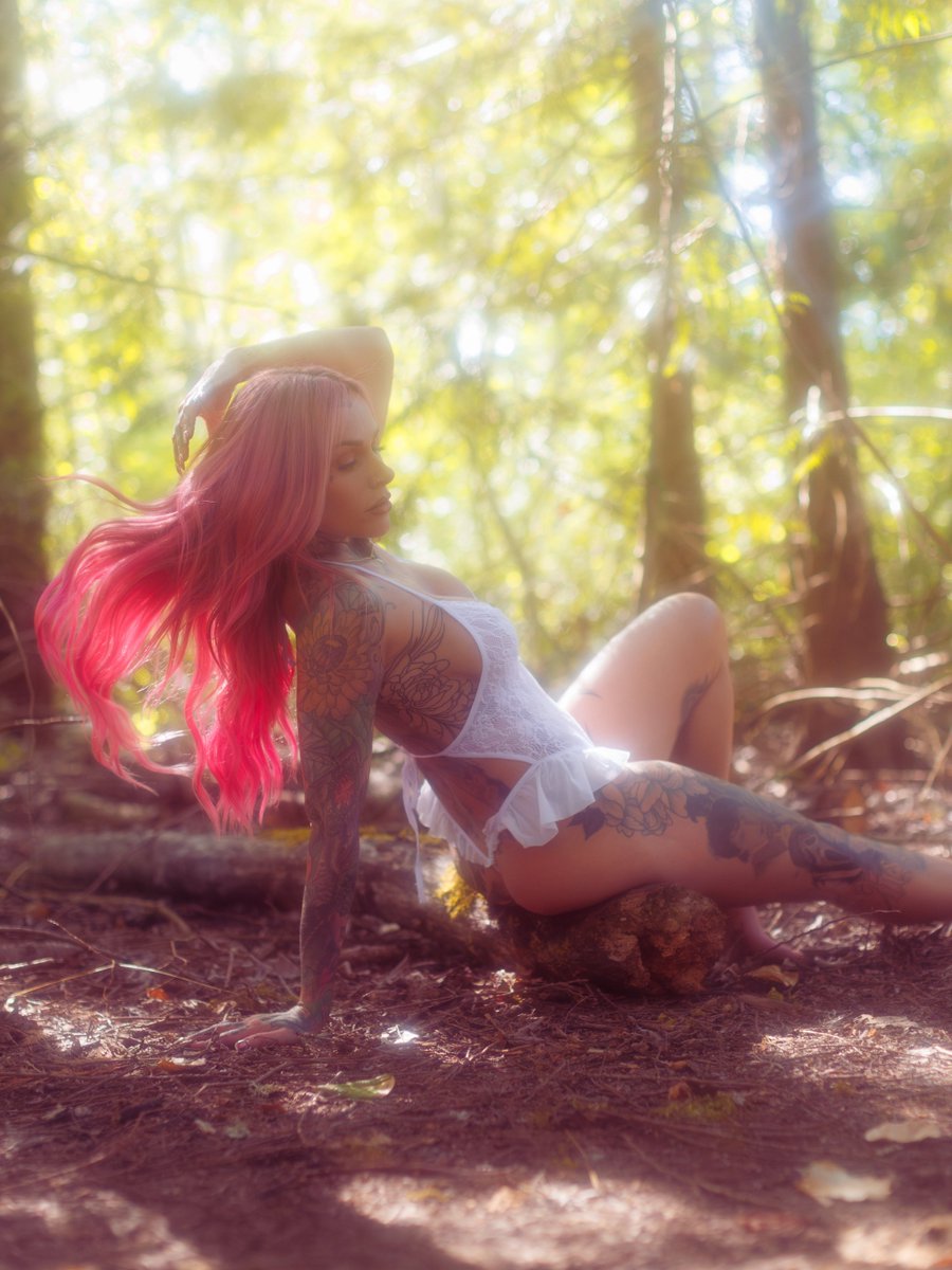 me_greedy's tweet photo. How is she even real.. 🤯
Model: @xokarmenj
#unicornhair #dreams #perfect10 https://t.co/0ekO123D9F