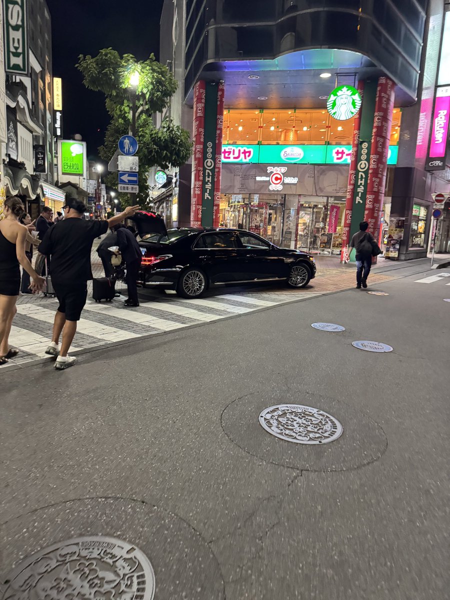 super_kawa's tweet photo. 長野駅前に突然中国系ぽい領事館車両が現れて横断歩道に停車して普通に荷物下ろし始めたけど超法規的活動だから治外法権なのすごい https://t.co/GtVHFDJCwy