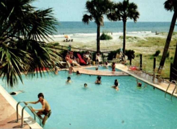 mbbackthen's tweet photo. Enjoying the pool in this 1970’s view from the Beach House Motor Inn, located at 6800 N Ocean Blvd.
#SundayFunday #1970s #MyrtleBeach #SouthCarolina #GrandStrand #summer #beach #ocean #family #vacation #hospitality #hotel #travel #tourism #pool #retro #vintage #view #wayback https://t.co/KUjy6v0SZ3