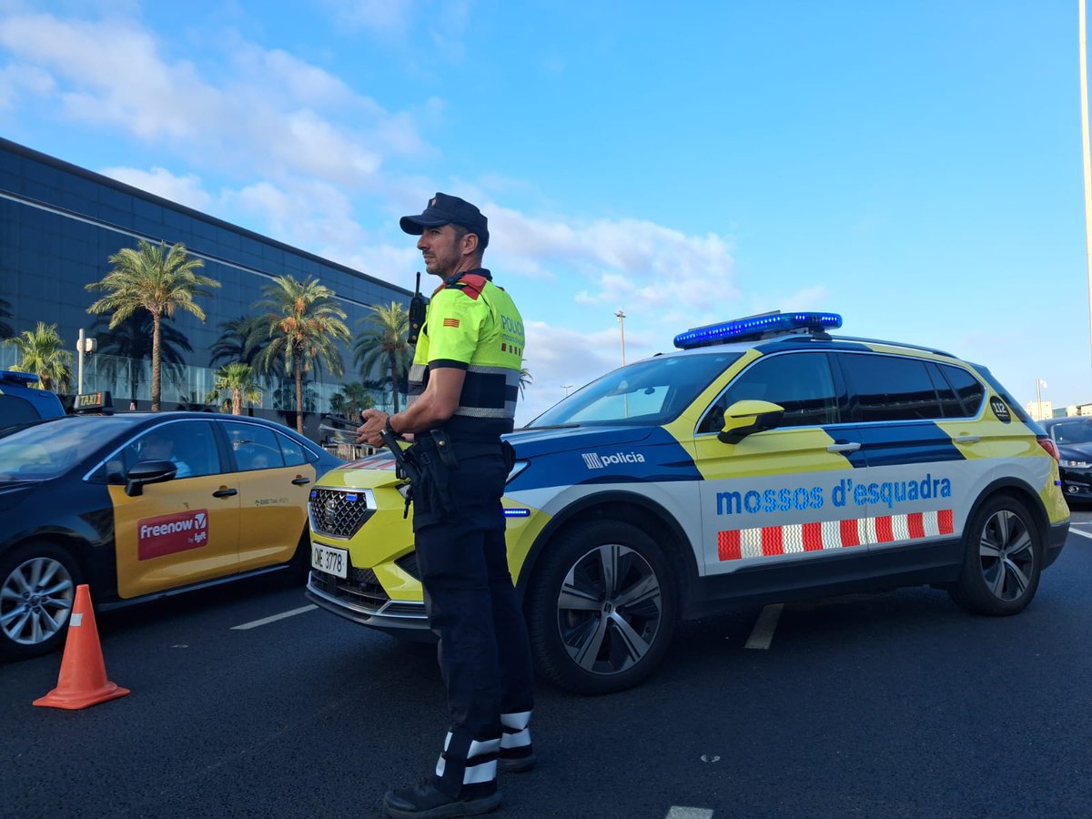 mossos's tweet photo. 🚔✈️ Continuem els dispositius conjunts amb @transit a l’Aeroport de Barcelona.

📋 Denunciem 13 vehicles i n’immobilitzem 7 per prestar servei urbà de transport sense l’autorització corresponent.

✅ Per seguretat i qualitat, utilitza sempre taxis i VTC autoritzats. https://t.co/PwWryRSBmy