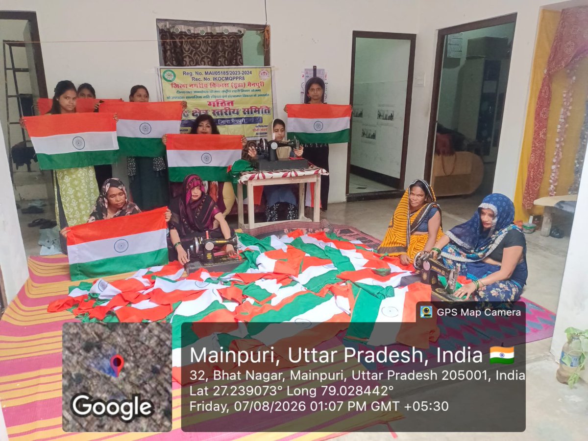 DayNulmMainpuri's tweet photo. #हर_घर_तिरंगा_2026 के अंतर्गत जनपद मैनपुरी में दीनदयाल अन्त्योदय योजना- राष्ट्रीय शहरी आजीविका मिशन के अंतर्गत गठित स्वयं सहायता समूहों की सदस्यों द्वारा झंडा निर्माण का कार्य किया जा रहा है l https://t.co/MpiZ12Squb