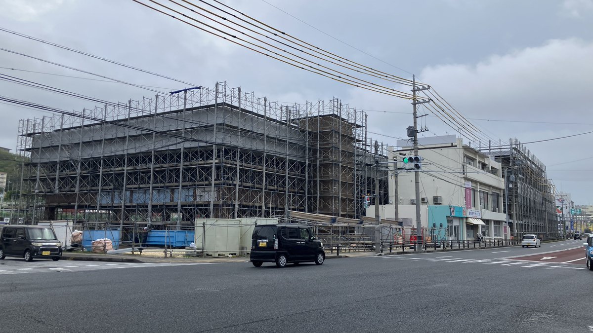 kiriya_sc's tweet photo. （仮）新一日橋ショッピングセンター（2026/8/9）

外壁の工事がかなり進み、完成形が見えてきた。
中を見ると2階へ向かう階段と思われる鉄骨も組まれている。
予定通り12月までには開業でき��う。 https://t.co/rp3ovwqOhU