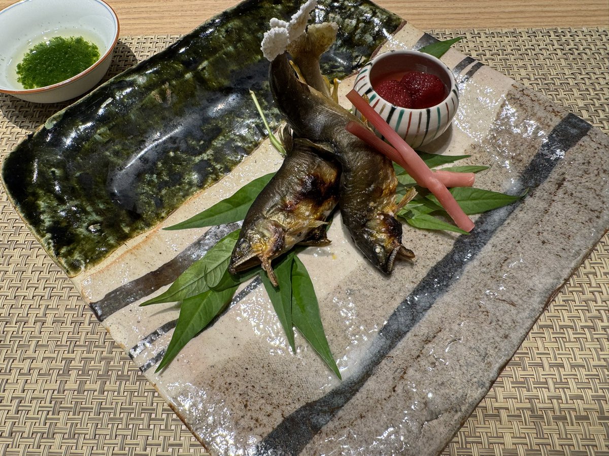 Ebene612's tweet photo. 名駅の弍澤千さん
ひつまぶしとめっちゃ高級な鮎の塩焼きを食べた
観光地によくある串に刺さってるタイプの鮎の塩焼きの感覚で頼んだら度肝を抜かれたぜ… https://t.co/a8c8GmHCi7