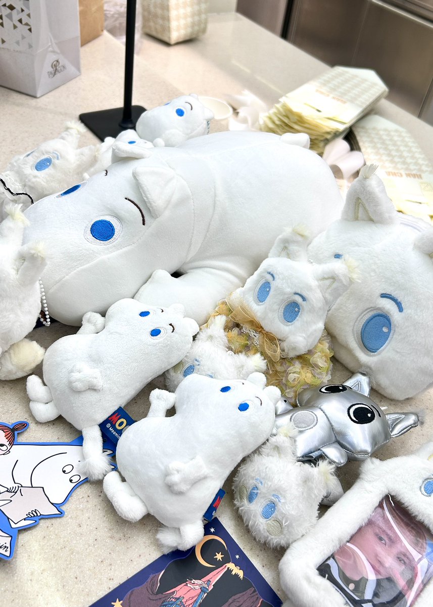 FonintheRains's tweet photo. แอบหวังให้มีเซอร์ไพรส์อีกเยอะ ๆ เลยได้มั้ยยย 10 ปีมาคอลแลปทั้งที ขออีกสักตู้มใหญ่~ 🤩💛

MOOMIN RENJUN BRAVER TOGETHER
#RENJUN_Moomin_Special_MV https://t.co/M7exZmY4mM