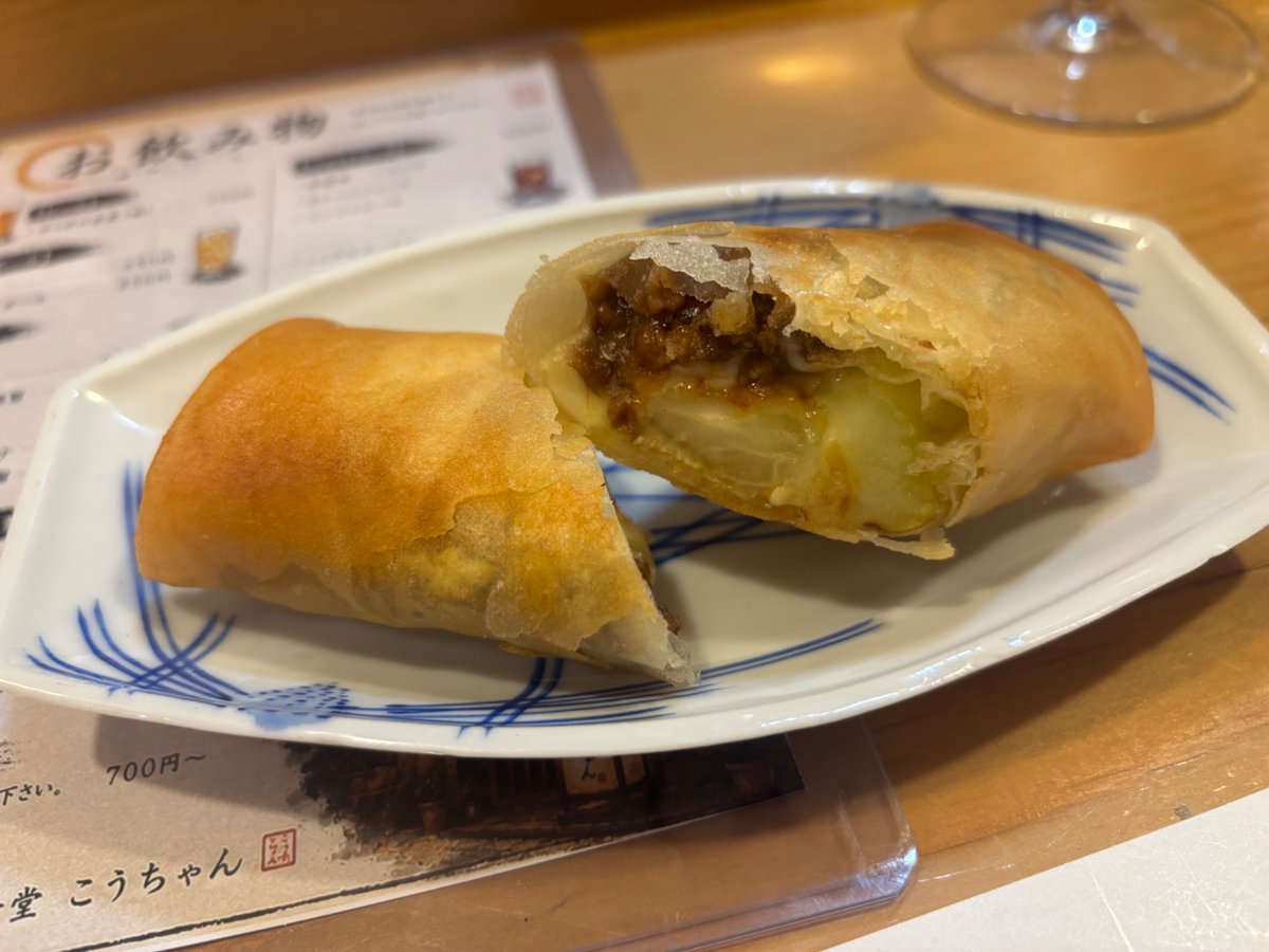 Recpt_Neighbor's tweet photo. 深夜食堂こうちゃん、全然深夜じゃない18:00から。刺身、あて巻が料亭クオリティなのと、賀茂ナス、チーズ、肉そぼろの春巻はこれまでの春巻を更新するレベル。一品千円前後で、京都の奥深さを知る https://t.co/zmqqTRdQSR