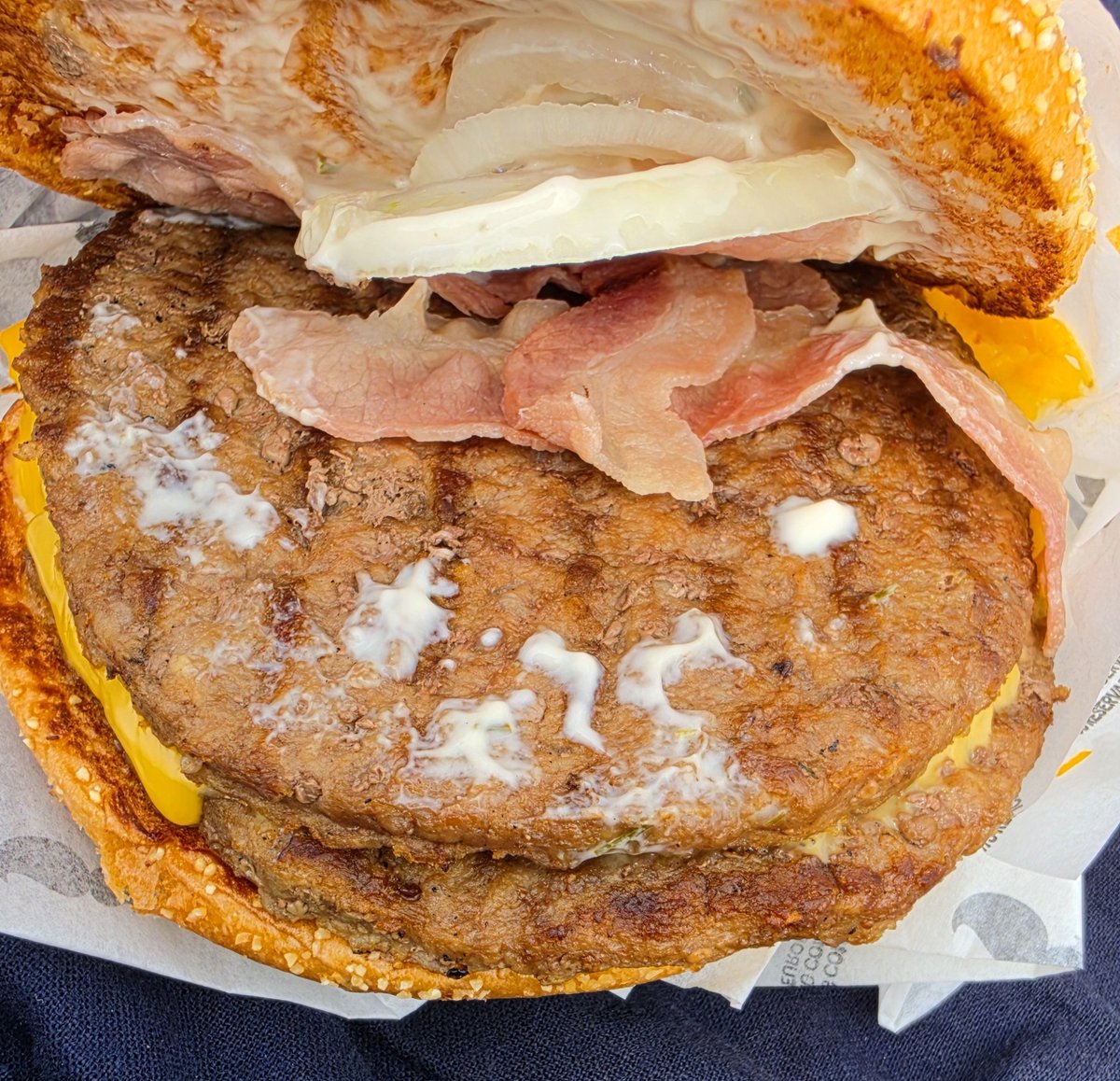 helvetivan's tweet photo. Sé que la foto de la app es publicidad, pero cobrando lo que cobráis, servir esta hamburguesa desparramada y con el bacon casi crudo tiene tela @BurgerKing_es 💸🤢 https://t.co/iXLOMycLFG
