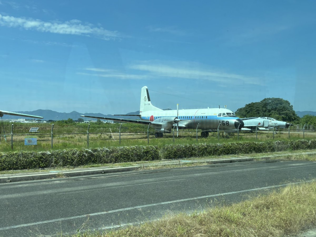 siduki's tweet photo. 米子空港は楽しい
1.2.3は自衛隊の展示機体
Ｃ-1輸送機、YS-11、ファントム2
4枚目は海保の整備に入るボンバルディア

私半日はここの屋上で観察できる🤣
まだ屋上行ったことないんだよな(´･ω･`)
東京から到着したらバスに慌てて乗るし、義実家から空港に到着したらやはりすぐ保安検査いっちゃうし https://t.co/MVeyy4UVYl