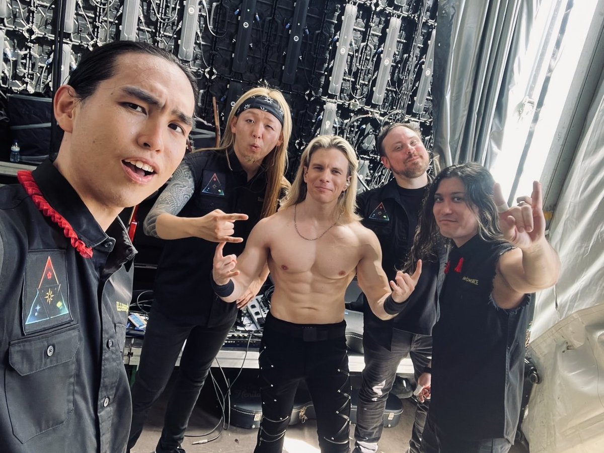 if_y_shiroumaru's tweet photo. Muito obrigado Portugal🇵🇹🫶
Muito obrigado Vagos Metal Fest🇵🇹🫶
Valeu🇵🇹🇯🇵🇺🇸🇧🇷🫶
#ILLUSIONFORCE
#VAGOSMETALFEST https://t.co/WsniDnGWdy
