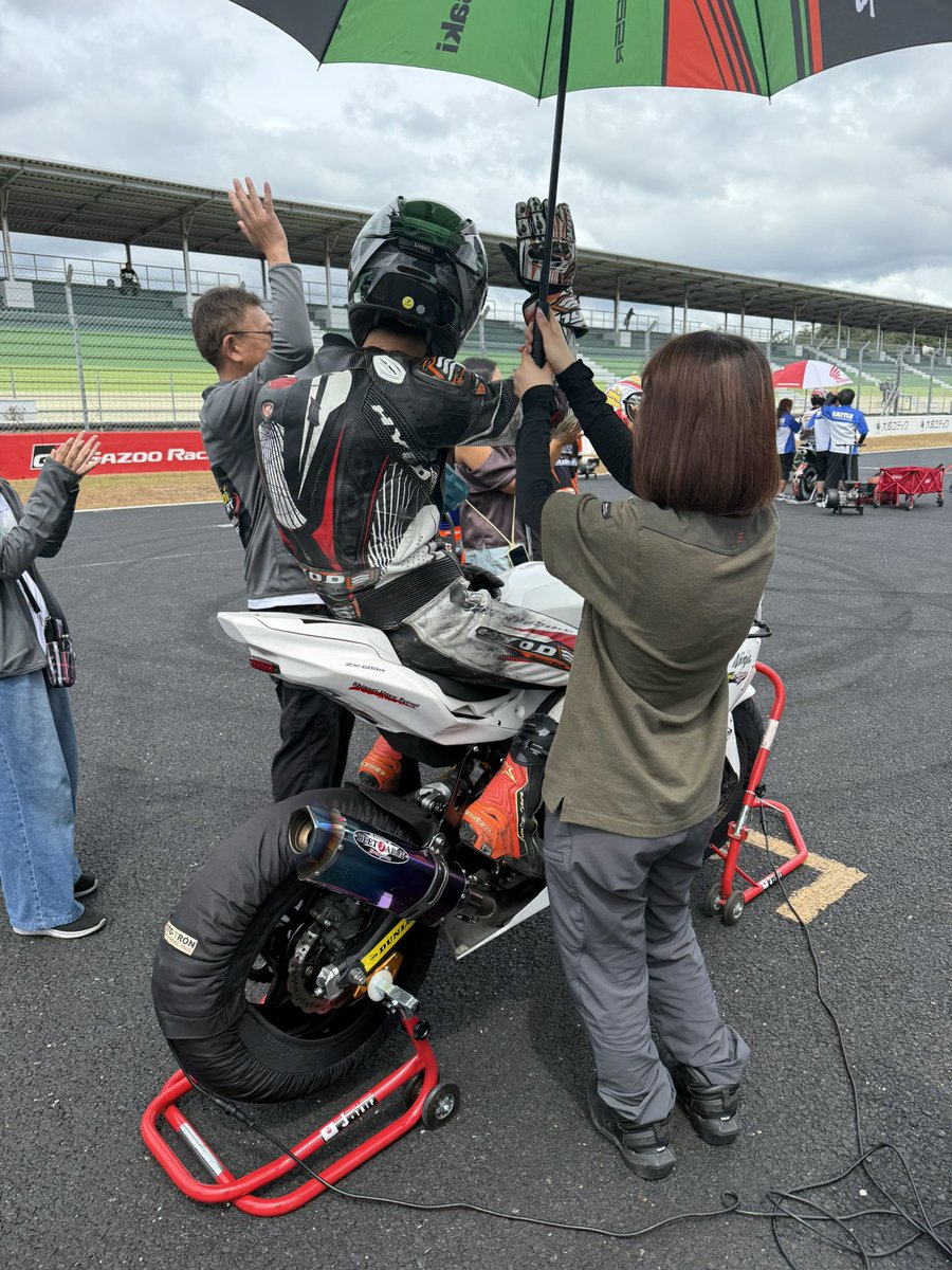 freddy05_elmst's tweet photo. 本日の我らがチームのレース結果は
JP-SPORTクラス
#71→4位(3位と0.017秒差!)
オープンクラス
#34→賞典外…(レースはポールトゥウィン!)
コンマ何秒を削り、昨日よりも速く、戦うライダー達の姿は熱かったっす…
#岡山国際サーキット
#ShinobiRT
#AnimaNeraMoto https://t.co/BRYpUbW4h3