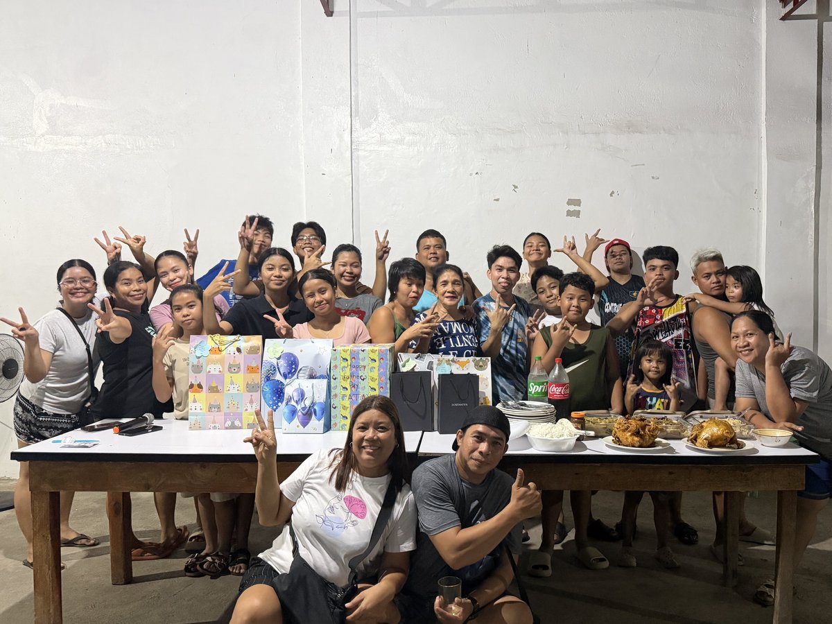 HierasEdz's tweet photo. This may sound simple or normal to others pero ang saya ko lang na I get to buy pasalubong/treat my fam kahit walang special occassion 🥹. You’re the best 👆🙏 https://t.co/jsJNc1FdDM