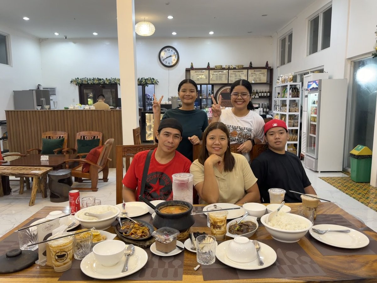 HierasEdz's tweet photo. This may sound simple or normal to others pero ang saya ko lang na I get to buy pasalubong/treat my fam kahit walang special occassion 🥹. You’re the best 👆🙏 https://t.co/jsJNc1FdDM