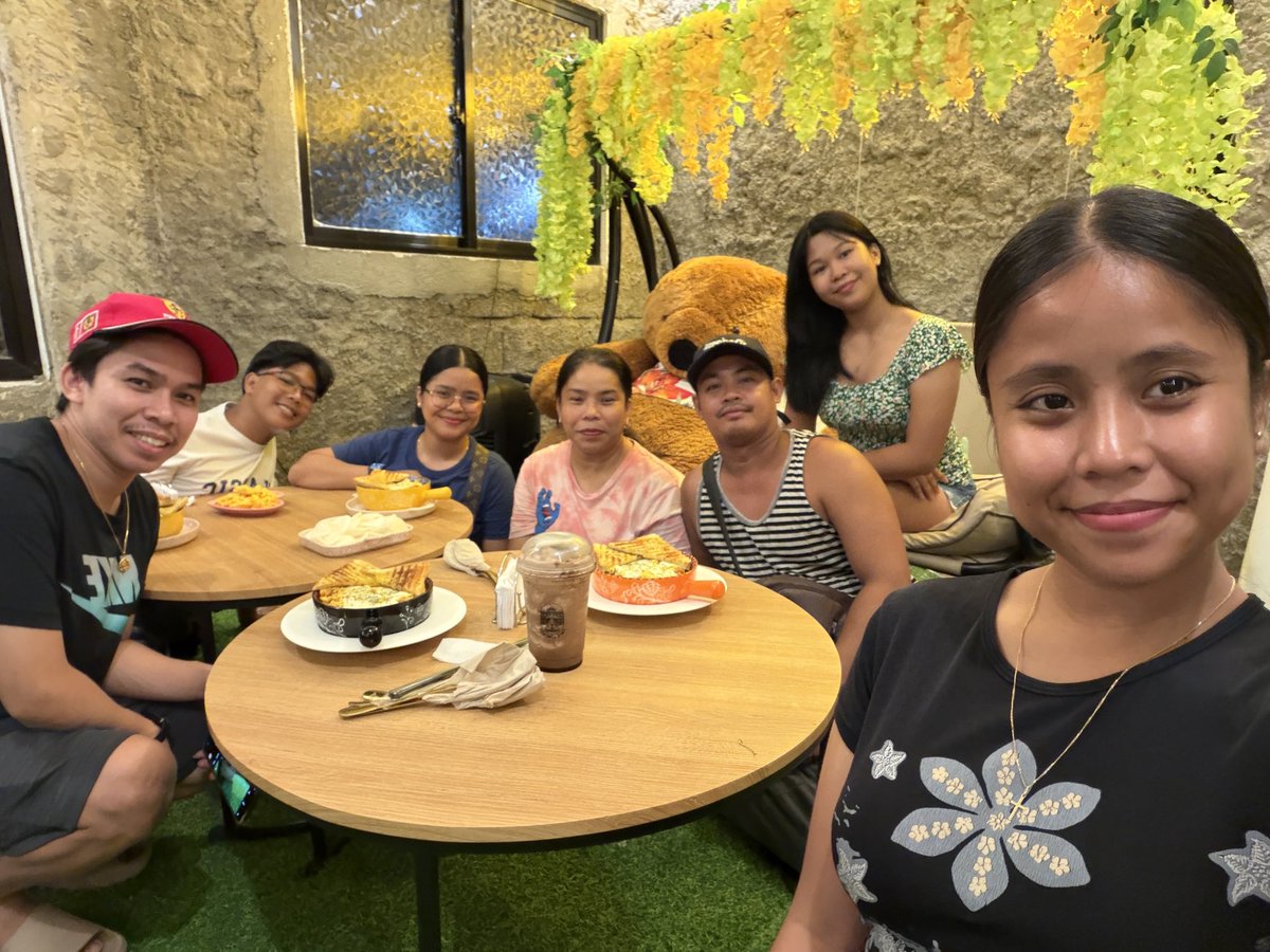 HierasEdz's tweet photo. This may sound simple or normal to others pero ang saya ko lang na I get to buy pasalubong/treat my fam kahit walang special occassion 🥹. You’re the best 👆🙏 https://t.co/jsJNc1FdDM