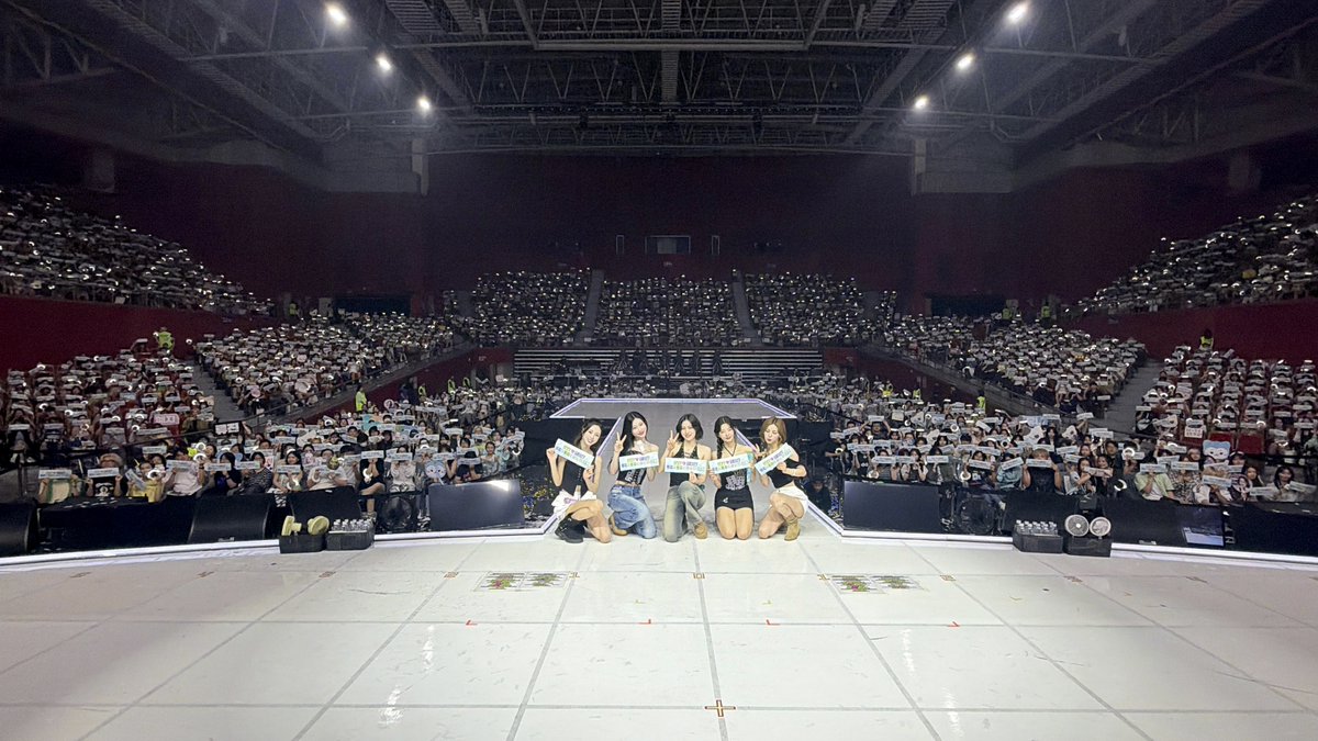 ITZYofficial's tweet photo. ITZY The 5th Fan Meeting 있지 믿지, 날자! “ALL IN, MIDZY” - DAY 2

ITZY와 MIDZY가 서로의 날개가 되어준 시간 🪽
앞으로도 서로의 빛이 되어주며 있지 믿지, 날자!

The time ITZY and MIDZY became each other’s wings 🪽 
Being each other’s light, ITZY MIDZY, Let’s Fly!

#ITZY #MIDZY @ITZYofficial
#있지믿지날자 #ALLINMIDZY