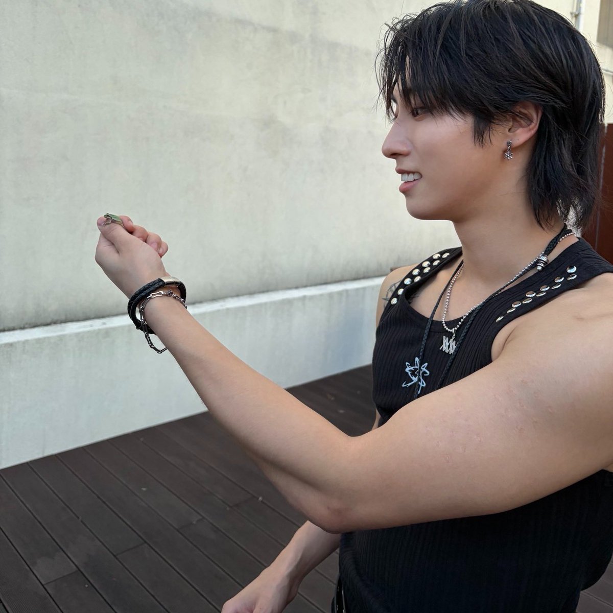 jae_miso's tweet photo. LOOK AT THAT BIG ASS ARM I MEAN... TINY FROG HE CAUGHT https://t.co/vIB6rnW66H