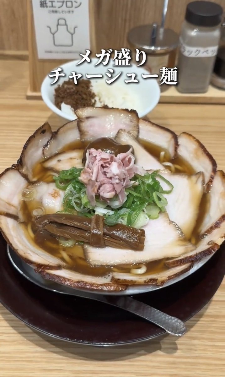 salty_gourmets's tweet photo. チャーシューがこれでもかと敷き詰められた煮干しラーメン

📍 ひらこ屋 東京ラーメンストリート店 https://t.co/mJpcPAeBVC