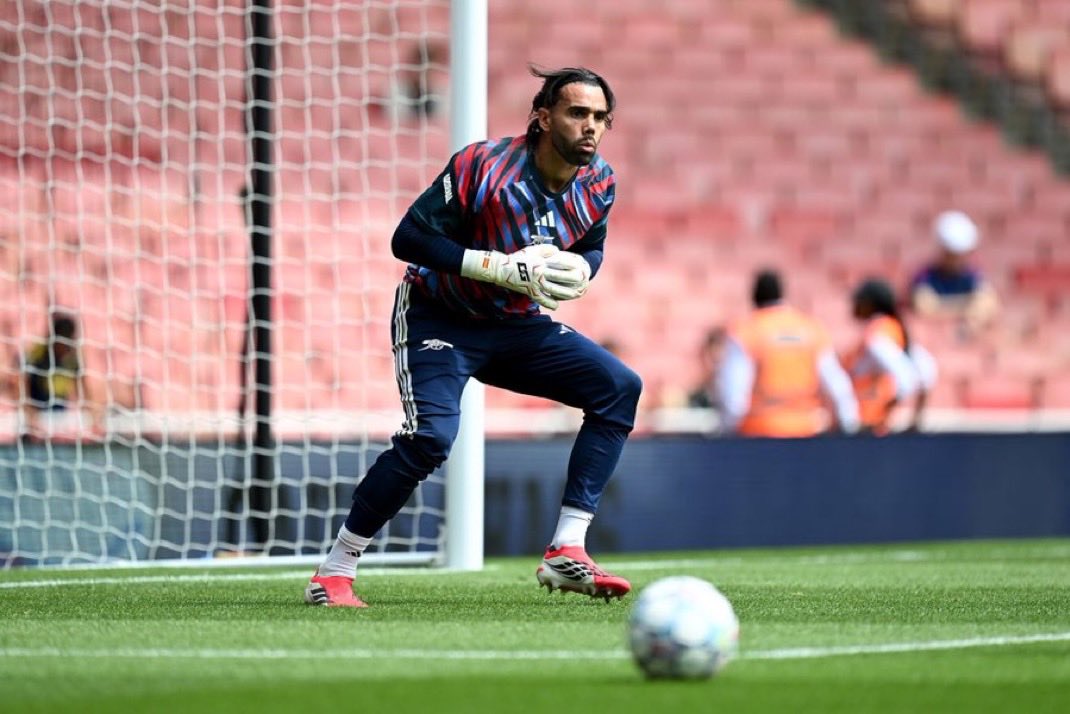 ArsenalN7's tweet photo. Three time Golden Glove winner and Premier League Champion, David Raya 🧤🏆 https://t.co/aXG7crjm1B