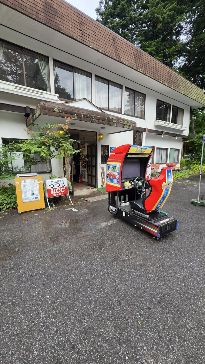 sargassou's tweet photo. 皆さまご無沙汰しております。
告知が大変遅くなりましたが
サルガッソウは2026年夏に一般公開がない事が先ほど決定いたしました。

楽しみにされていた方々には本当に申し訳ございません。

代わりにという訳ではありませんが
本日近隣の初代セガラリーが稼働している鎌原ドライブイン様に
追加でアウトラン2SPを2席設置させて頂きました。
(15連解除してあります)
お近くにお越しの際は是非とも足を運んでいただけたら幸いです！
よろしくお願いします！！
#outrun #outrun2sp #segarally #北軽井沢 #サルガッソウ
@kanbaradriveinn