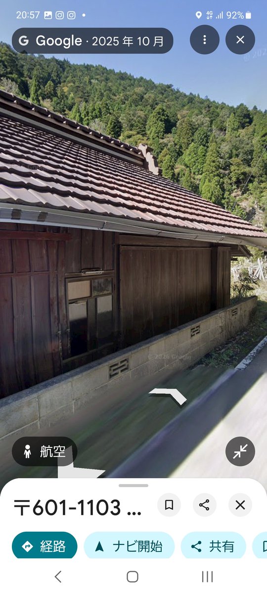 HRacingproject's tweet photo. 因みに、家屋は30坪、畑にしていた土地部分が100坪になります。
部屋は五部屋＋キッチンスペース＋土間。
トイレとお風呂は地下にあります。
家屋が宙に浮いている建て方で、家屋の下に同等の何もない物置きスペースがあります。
居間には囲炉裏？もあります。
#古民家
#田舎暮らし https://t.co/Sm7B125F33