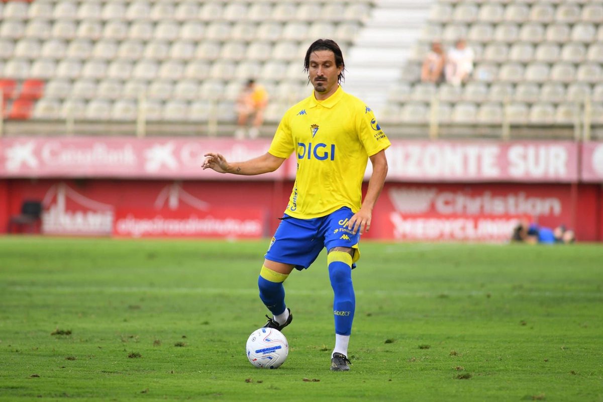 solofichajes123's tweet photo. José Campaña ya sabe que no seguirá en el @Cadiz_CF y busca nuevo destino. El club se lo comunicó antes del Trofeo Carranza, que no pudo jugar por molestias físicas

▪️La explicación que le ofrecieron al centrocampista de 33 años, con contrato a prueba durante el verano, es que va ajustado en el límite salarial y que necesita dar salidas para realizar nuevas incorporaciones. El salario acordado con él era de 250.000 euros anuales