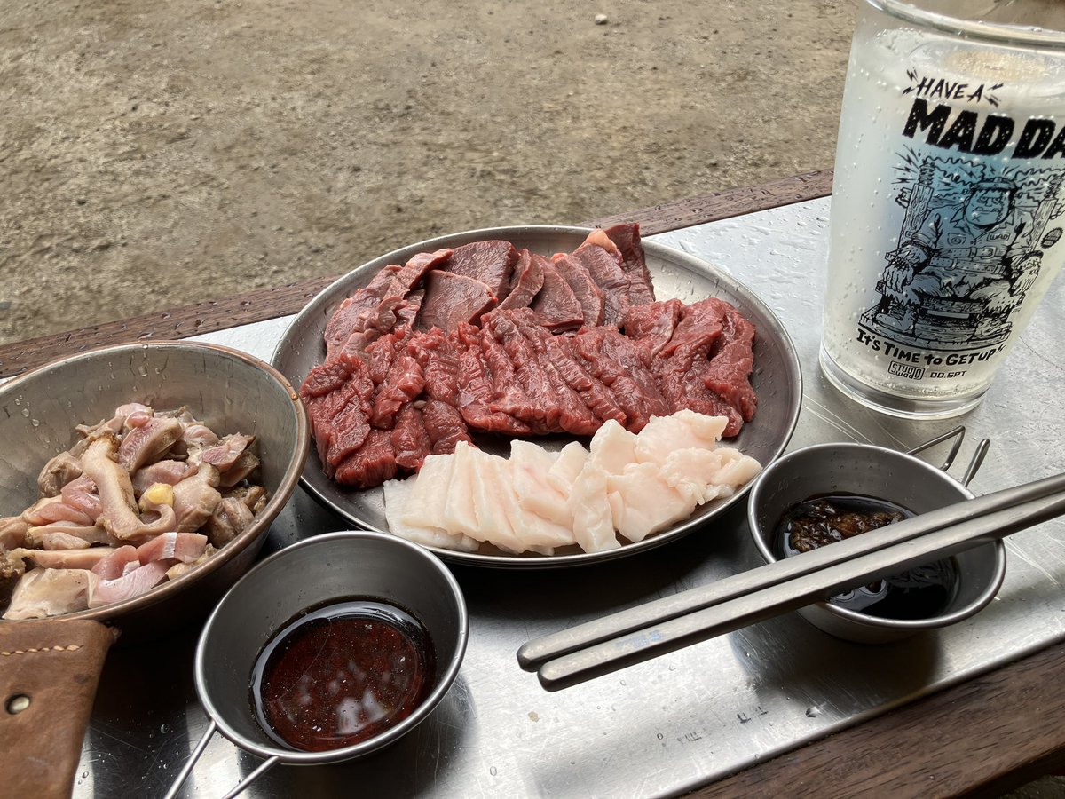 Kokuto_77's tweet photo. キャンプの昼飯〜　
いつものところで馬刺し、ハツ、タテガミ〜 https://t.co/N8gEq5DWC7
