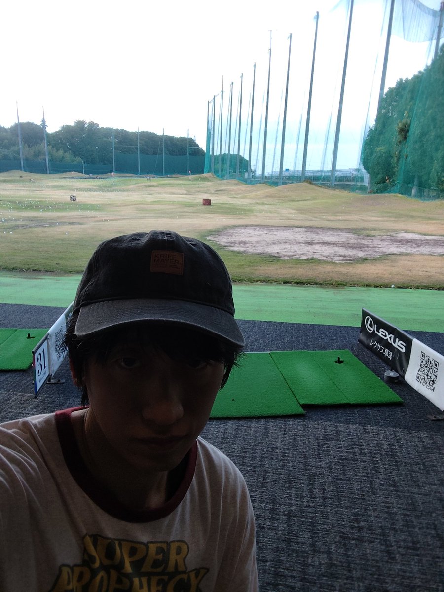 darugaries's tweet photo. 高校の体育以来のゴルフ打ちっぱなし

全く前に飛ばない！ https://t.co/wEEDmWOfMQ