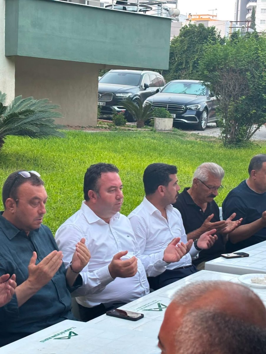 _MHPmersin_il_'s tweet photo. TAZİYE ZİYARETİ

İl Başkanımız Sayın Ömer Gürsoy,Milliyetçi Hareket Partisi Tarsus İlçe Başkanımız Sayın Fatih YILDIRIM,
Ülkü Ocakları Mersin İl Başkanımız Sayın Ahmet Bebek,  İl ve İlçe Yönetim Kurulu Üyelerimiz ile birlikte, geçmiş dönem Tarsus İlçe Yöneticimiz ,dava arkadaşımız merhum Durmuş KÜÇÜKYEŞİL’in Tarsus’taki taziye evini ziyaret ederek ailesine ve yakınlarına başsağlığı dileklerini ilettiler.
Merhum dava arkadaşımıza Allah’tan rahmet; ailesine, yakınlarına, sevenlerine ve camiamıza başsağlığı ve sabırlar diliyoruz.
Mekânı cennet olsun.