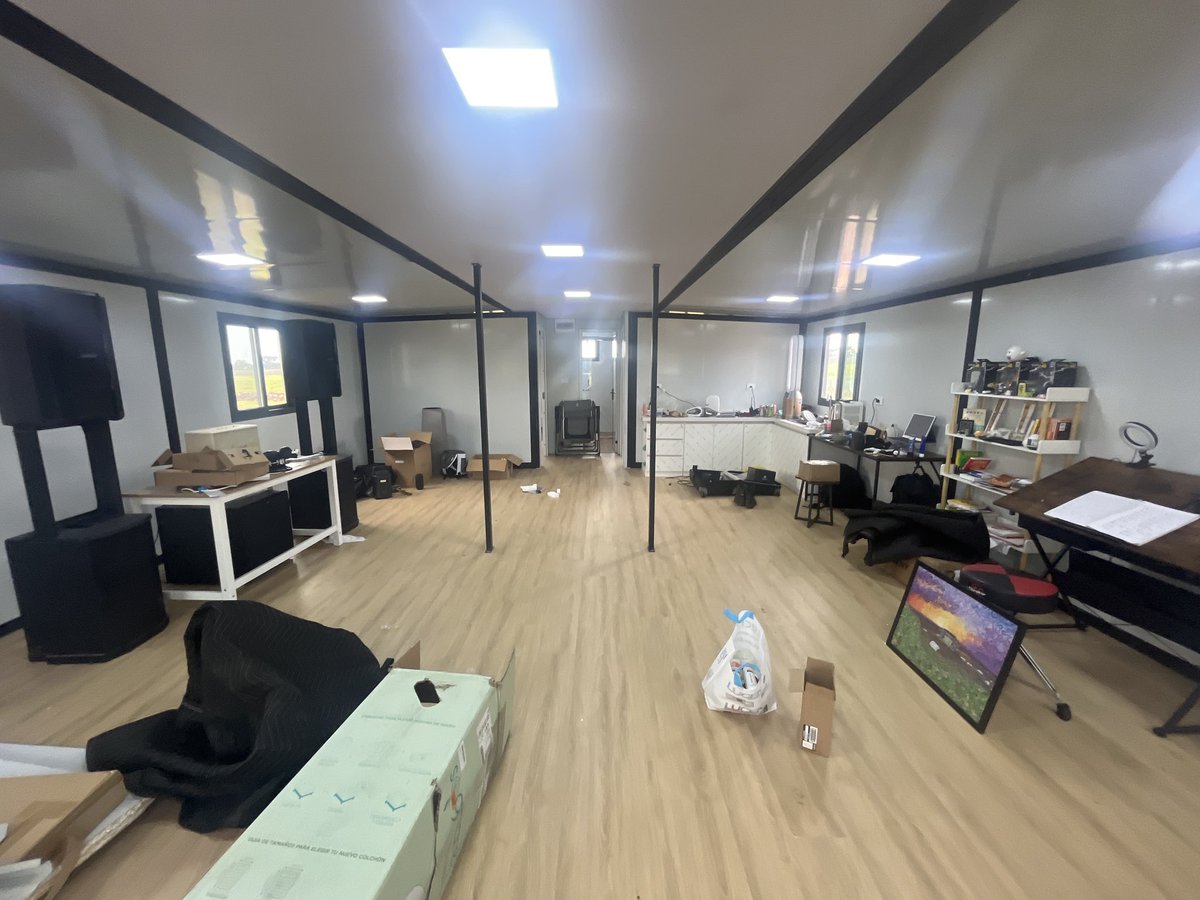 DjGodsick's tweet photo. メキシコでゲスト用に建てた家が、もうすぐ完成します！
自分のキャビンが届くまで、しばらくここに住む予定だけど、もうすでに自分の家みたいに感じてる🏡✨

まだ作業途中だけど、もうほとんど完成！ https://t.co/hWBsuqBtg3