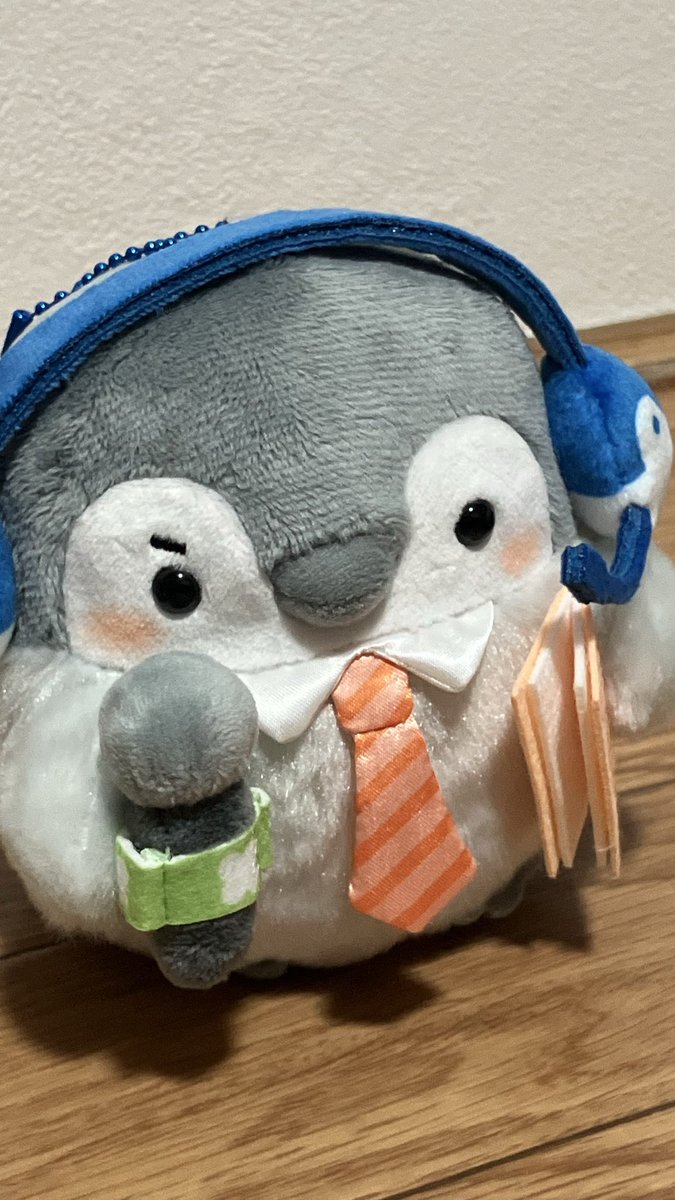 obshbrs's tweet photo. ちょっぴりマイク側が前傾姿勢で可愛い🐧🎤✨️ https://t.co/yWDMUjATL3